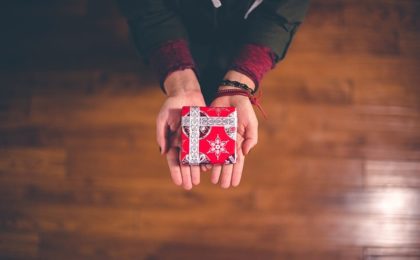 People Who Use These Christmas Gift-Giving Hacks Save Hundreds Of Dollars From Gifts!