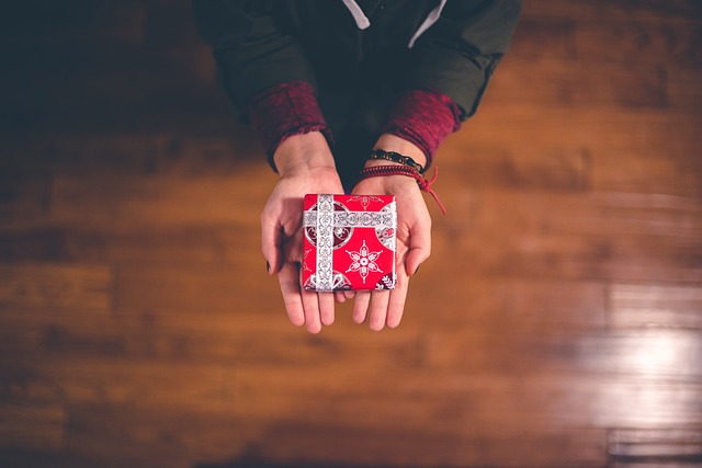 People Who Use These Christmas Gift-Giving Hacks Save Hundreds Of Dollars From Gifts!